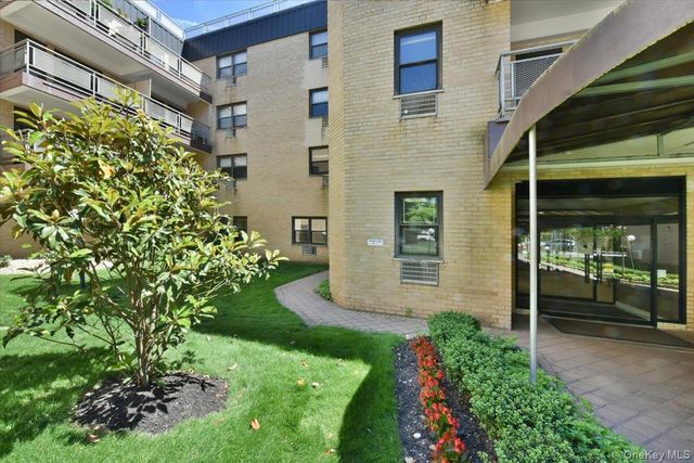 40 STONER Avenue 01, Great Neck, NY 11021