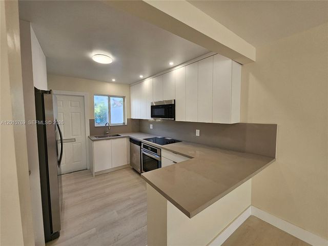 834 Raymond St, Miami Beach, FL 33141