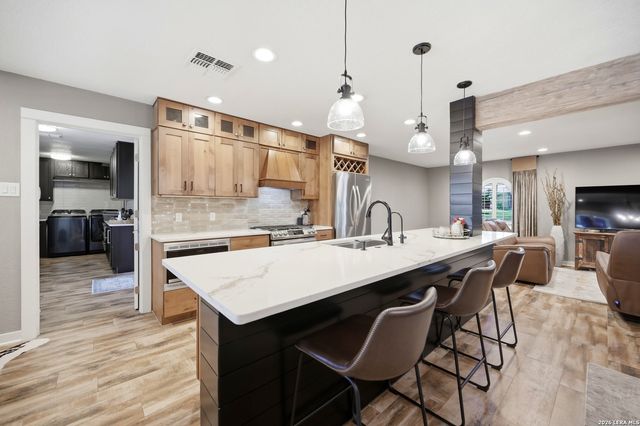 106 Barcelona Drive, Universal City, TX 78148