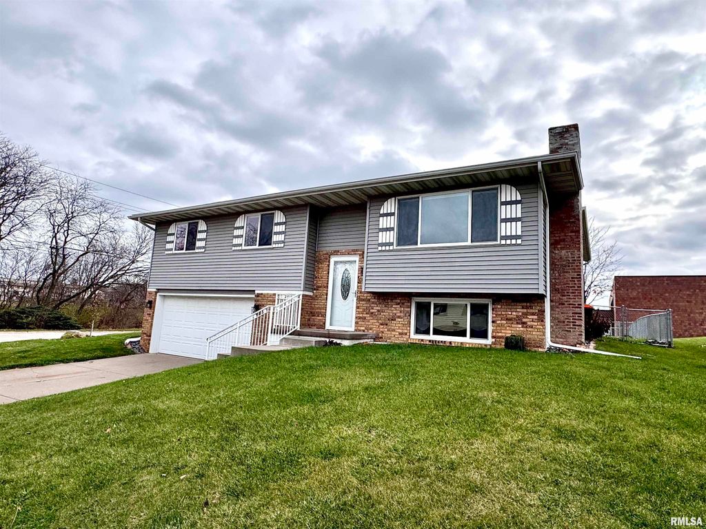 Image 1 of property listing at 1305 W 41ST Street, Davenport, IA 52806