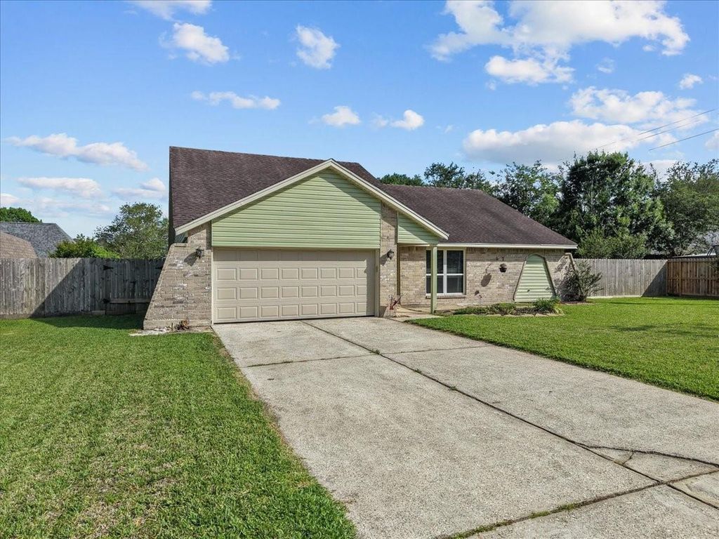 1118 Killarney Avenue, Friendswood, TX 77546