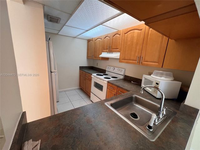 451 NW 100th Place 101, Pembroke Pines, FL 33024