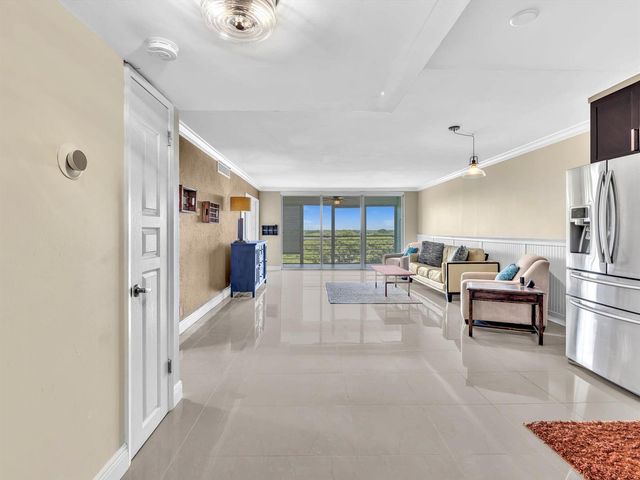 605 OAKS Drive 810, Pompano Beach, FL 33069