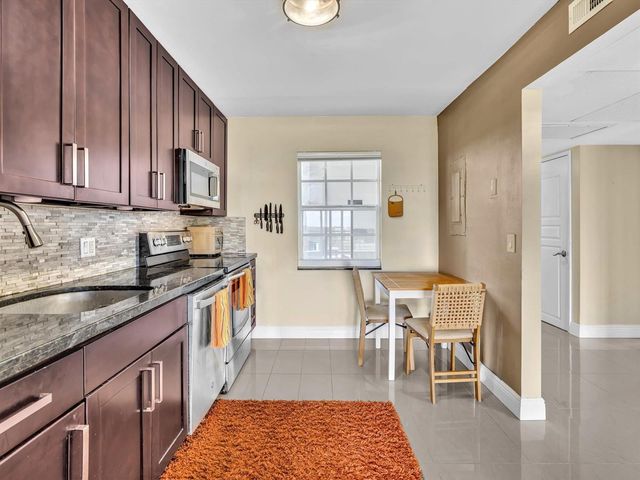 605 OAKS Drive 810, Pompano Beach, FL 33069