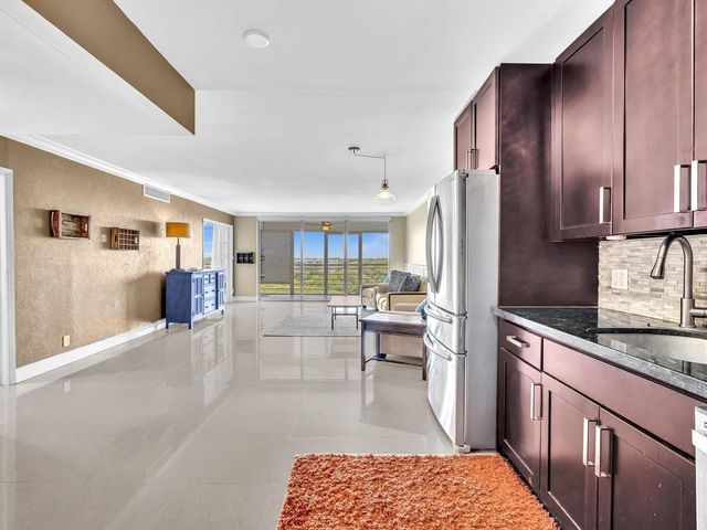 605 OAKS Drive 810, Pompano Beach, FL 33069