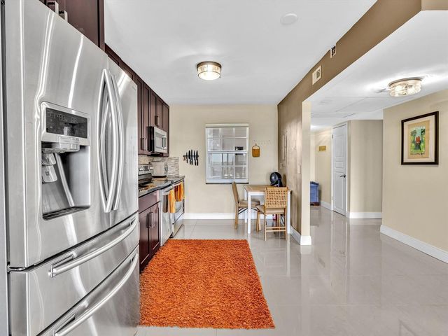 605 OAKS Drive 810, Pompano Beach, FL 33069