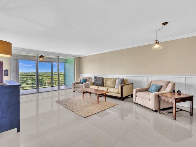 605 OAKS Drive 810, Pompano Beach, FL 33069