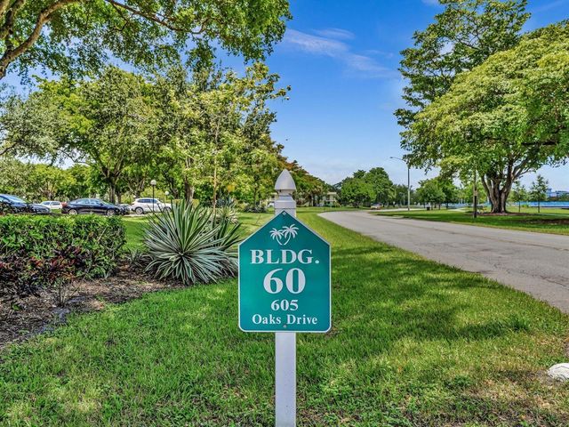 605 OAKS Drive 810, Pompano Beach, FL 33069