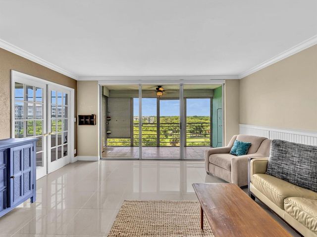 605 OAKS Drive 810, Pompano Beach, FL 33069