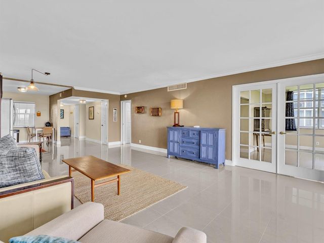 605 OAKS Drive 810, Pompano Beach, FL 33069
