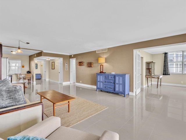 605 OAKS Drive 810, Pompano Beach, FL 33069