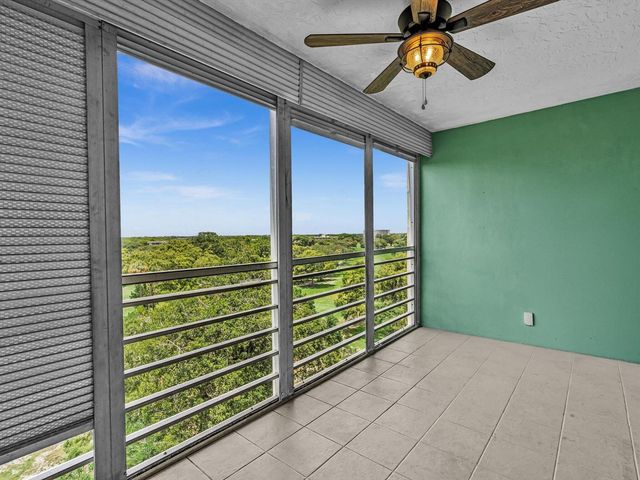 605 OAKS Drive 810, Pompano Beach, FL 33069
