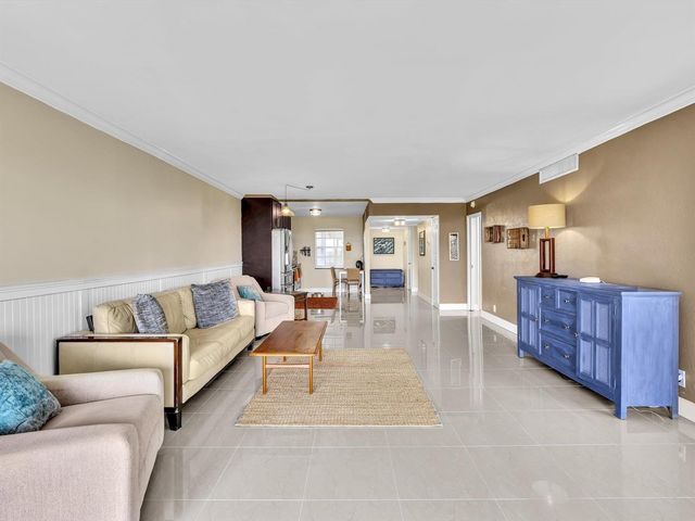 605 OAKS Drive 810, Pompano Beach, FL 33069