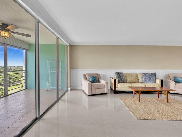 605 OAKS Drive 810, Pompano Beach, FL 33069
