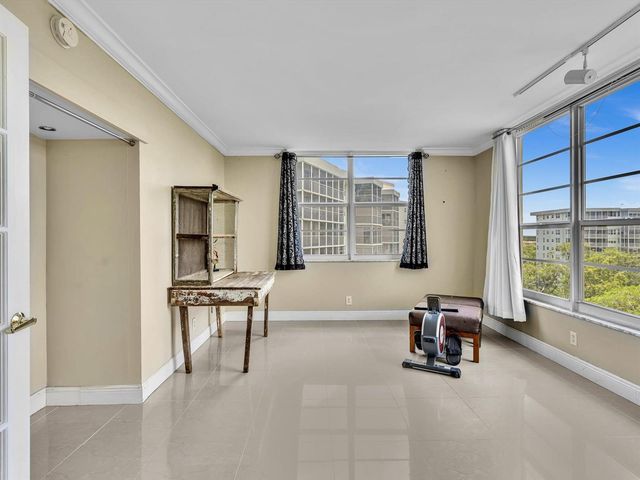 605 OAKS Drive 810, Pompano Beach, FL 33069