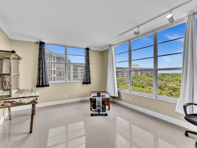 605 OAKS Drive 810, Pompano Beach, FL 33069