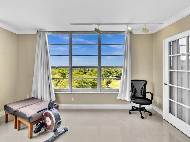 605 OAKS Drive 810, Pompano Beach, FL 33069