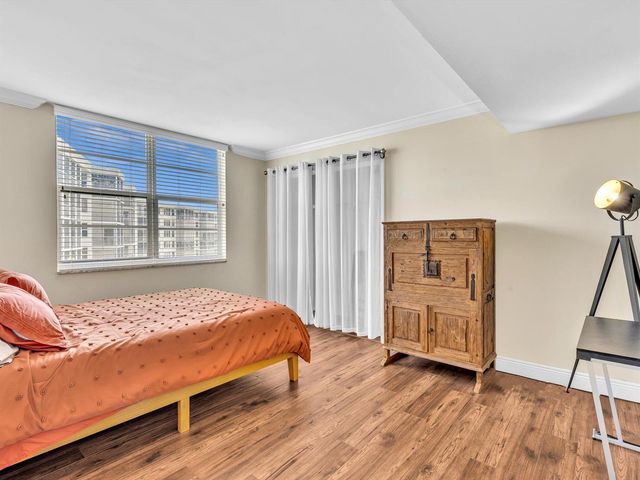 605 OAKS Drive 810, Pompano Beach, FL 33069