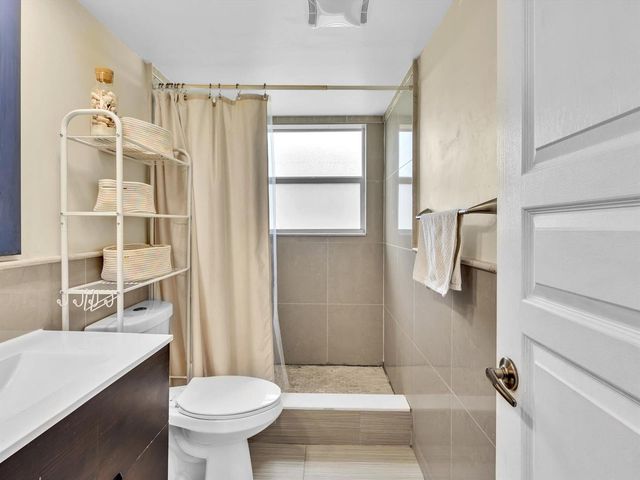 605 OAKS Drive 810, Pompano Beach, FL 33069