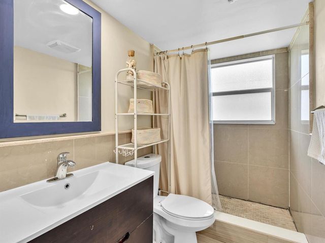 605 OAKS Drive 810, Pompano Beach, FL 33069