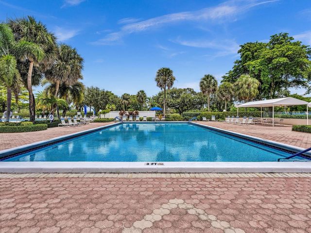 605 OAKS Drive 810, Pompano Beach, FL 33069