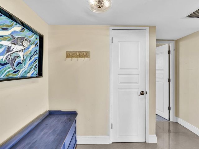 605 OAKS Drive 810, Pompano Beach, FL 33069