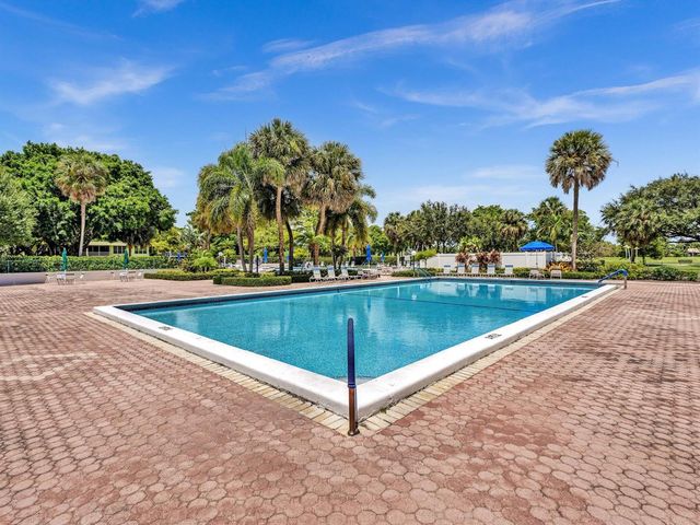 605 OAKS Drive 810, Pompano Beach, FL 33069