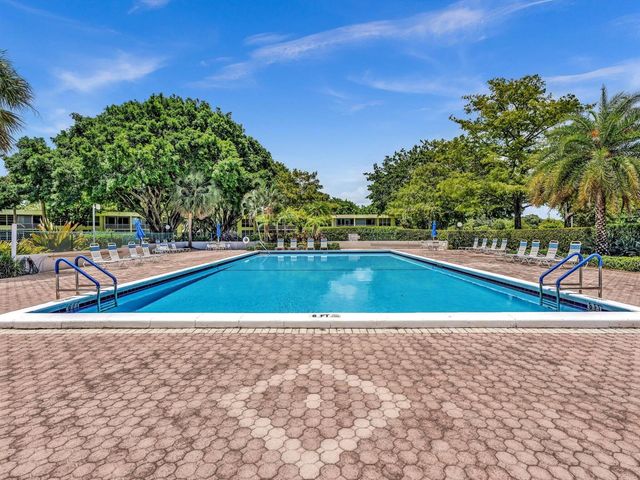 605 OAKS Drive 810, Pompano Beach, FL 33069