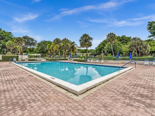 605 OAKS Drive 810, Pompano Beach, FL 33069