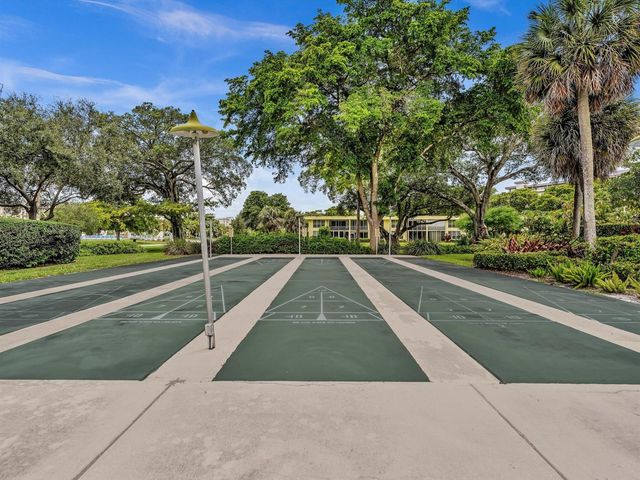 605 OAKS Drive 810, Pompano Beach, FL 33069