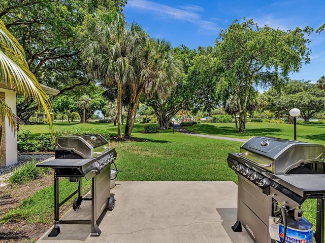 605 OAKS Drive 810, Pompano Beach, FL 33069