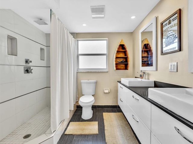 605 OAKS Drive 810, Pompano Beach, FL 33069