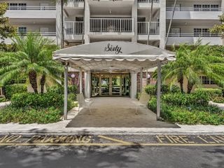 605 OAKS Drive 810, Pompano Beach, FL 33069