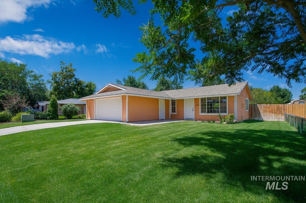 1221 N La Cresta Ave, Caldwell, ID 83605