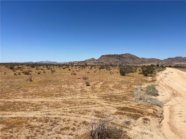5 Del Oro Road, Apple Valley, CA 92308