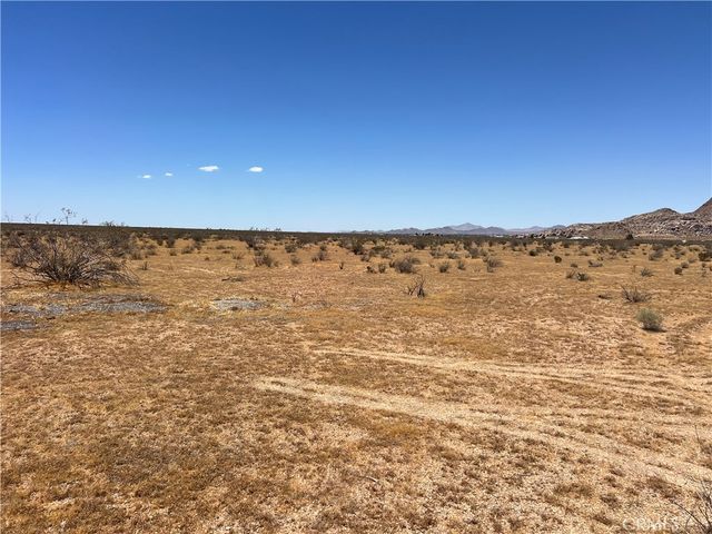 5 Del Oro Road, Apple Valley, CA 92308