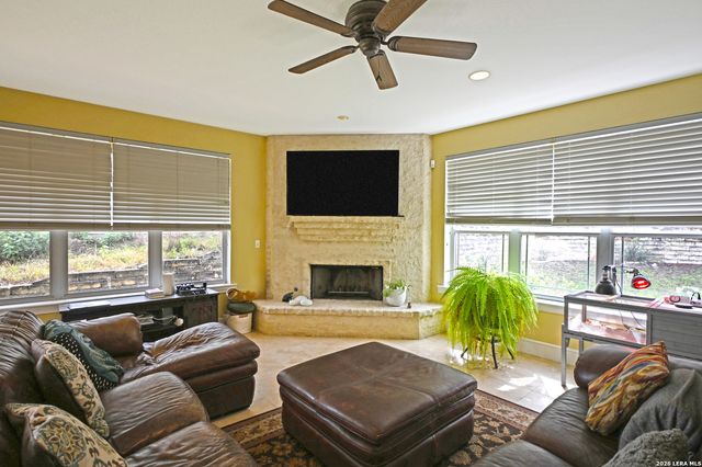 1031 KINGS COVE DR, Canyon Lake, TX 78133