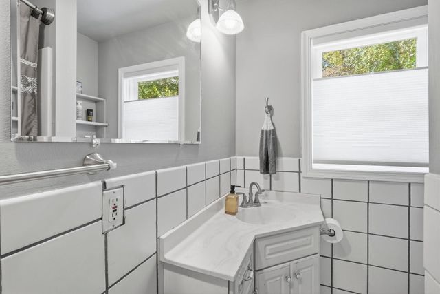 1805 Oakview Lane N, Plymouth, MN 55441