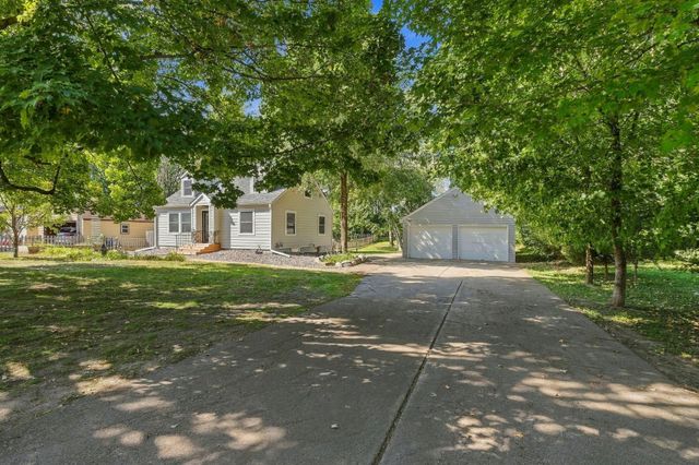 1805 Oakview Lane N, Plymouth, MN 55441