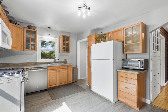 1805 Oakview Lane N, Plymouth, MN 55441