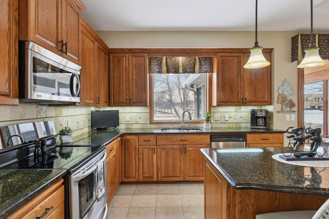 305 Pondview Lane, Chaska, MN 55318