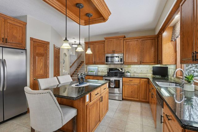 305 Pondview Lane, Chaska, MN 55318