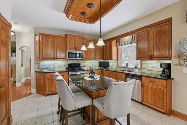 305 Pondview Lane, Chaska, MN 55318