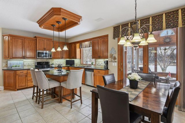 305 Pondview Lane, Chaska, MN 55318