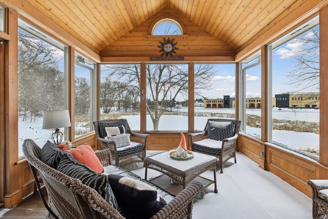 305 Pondview Lane, Chaska, MN 55318