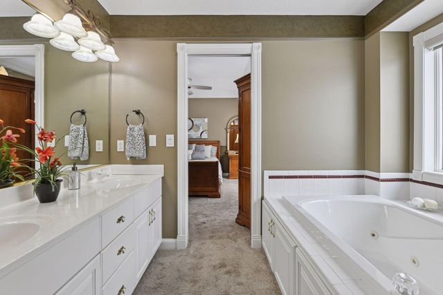 305 Pondview Lane, Chaska, MN 55318