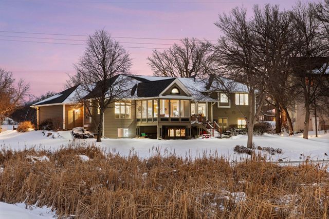 305 Pondview Lane, Chaska, MN 55318