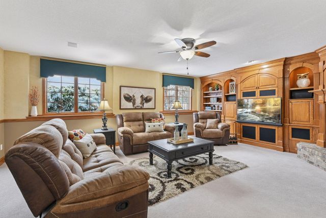 305 Pondview Lane, Chaska, MN 55318