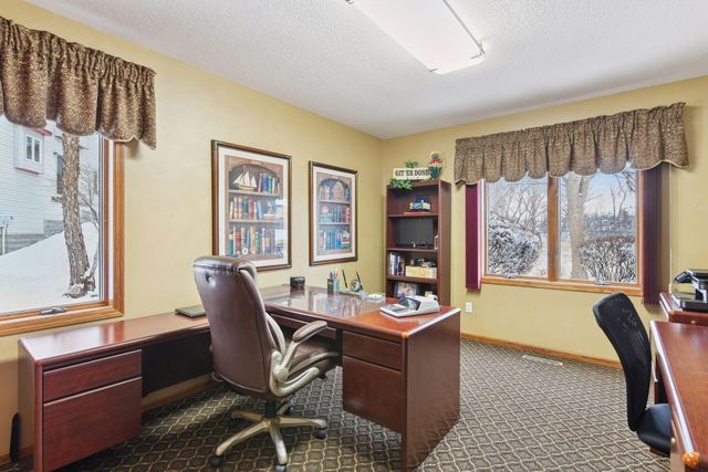 305 Pondview Lane, Chaska, MN 55318