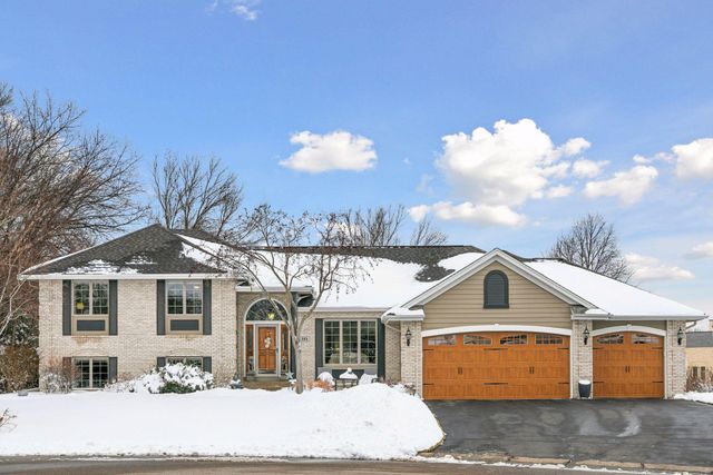 305 Pondview Lane, Chaska, MN 55318